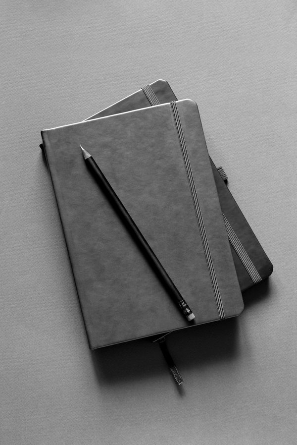 Carnet en cuir fait main : élégance artisanale verticale